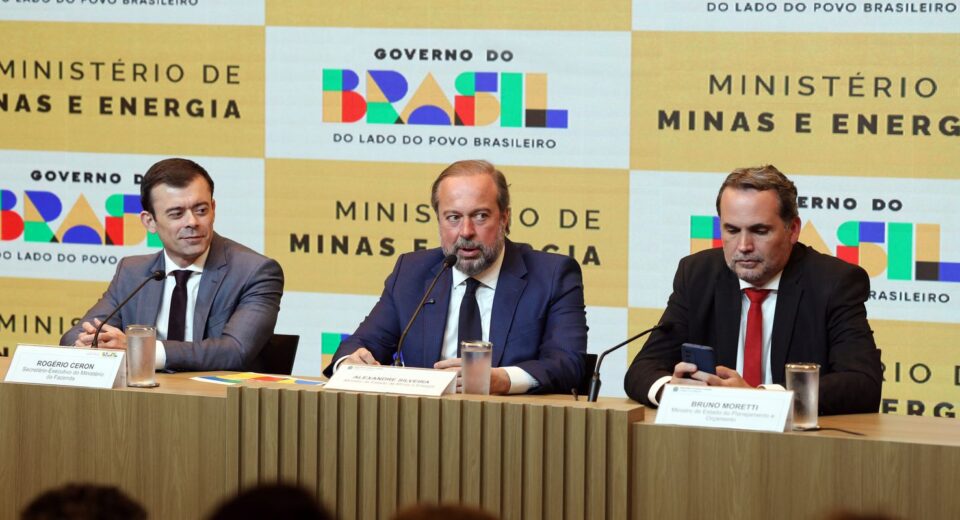 Governo cria subsídio de até R$ 0,89 para segurar preço da gasolina