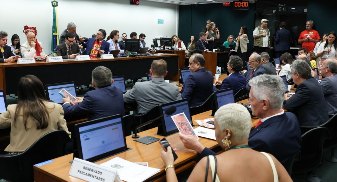 Oposição critica PEC do fim da escala 6x1 durante votação na Comissão