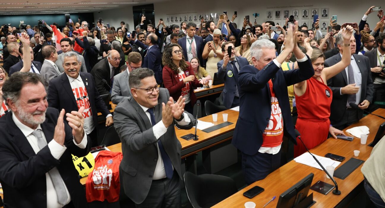 Comissão aprova relatório de PEC que acaba com escala 6X1