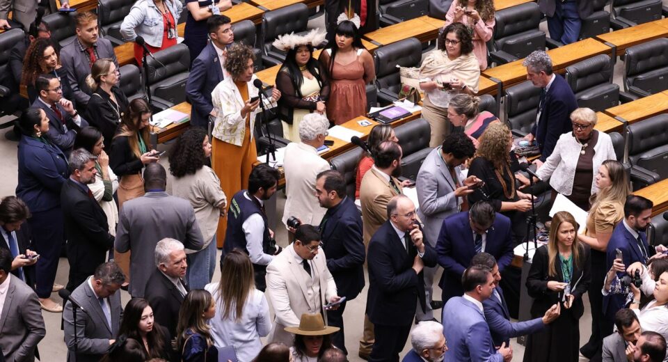 Câmara vota para derrubar veto ao PL da Dosimetria; falta o Senado