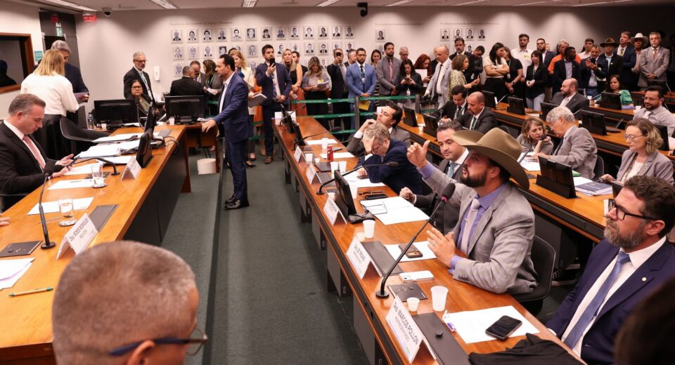 Conselho de Ética suspende três deputados por motim na Câmara