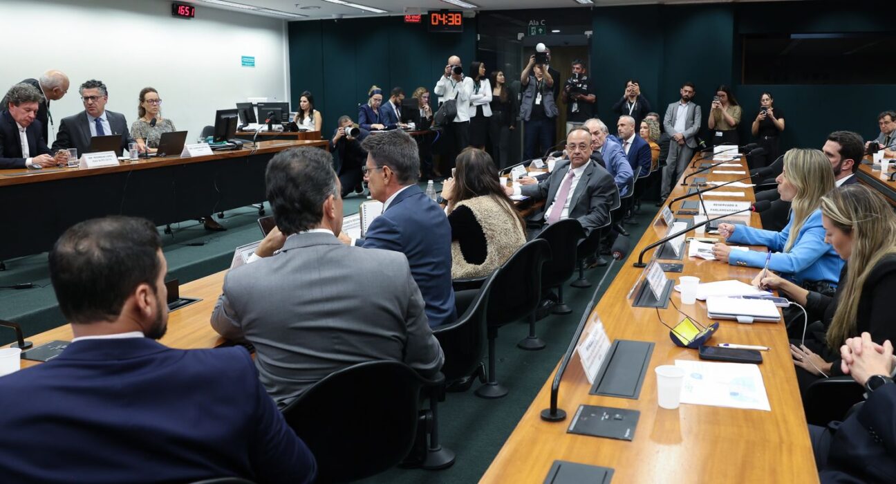 Pedido de vista adia votação da PEC do fim da escala 6X1