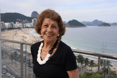 Rio de Janeiro (RJ), 08/05/2026 - A professora de artes Marta Azambuja de Oliveira foi a primeira a rertirar ingresso para a abertura para o público da exposição Arquitetura em cena, o MIS Copa antes da imagem e do som, no Museu da Imagem e do Som na Avenida Atlântica em Copacabana. Foto: Rovena Rosa/Agência Brasil