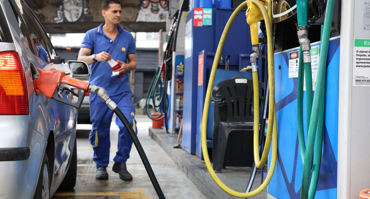 Governo propõe subvenção da gasolina em R$ 0,44 por litro