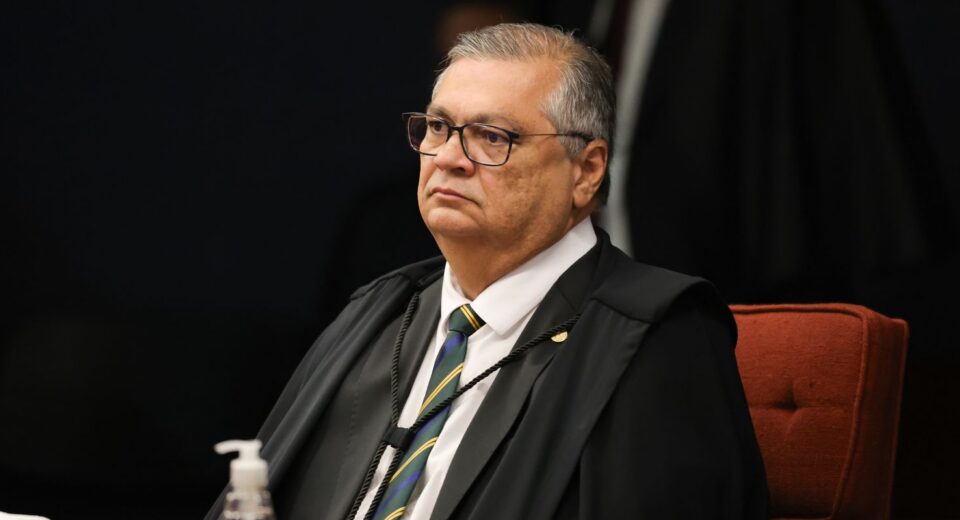 Dino abre apuração sobre emendas para produtora do filme de Bolsonaro