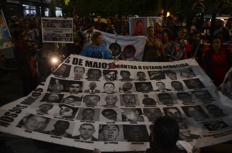 São Paulo - Uma caminhada pelas ruas do centro de São Paulo relembra os dez anos dos Crimes de Maio como ficou conhecida a série de ataques promovida por integrantes da facção criminosa Primeiro Comando da Capital  e policiais, em maio de