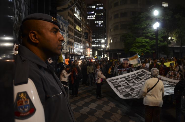São Paulo - Uma caminhada pelas ruas do centro de São Paulo relembra os dez anos dos Crimes de Maio como ficou conhecida a série de ataques promovida por integrantes da facção criminosa Primeiro Comando da Capital  e policiais, em maio de