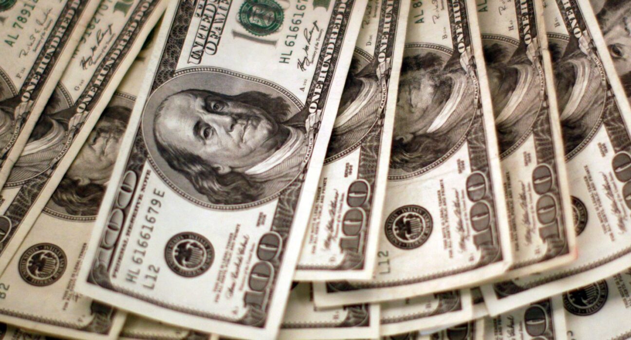 Dólar cai para R$ 5 e bolsa sobe com alívio no Oriente Médio