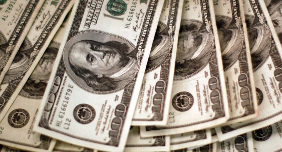 Dólar cai para R$ 5 e bolsa sobe com alívio no Oriente Médio