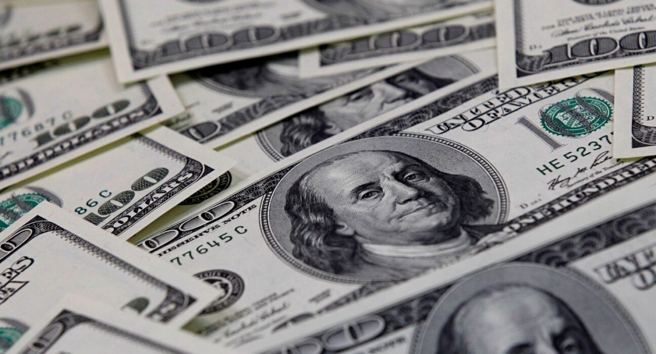 Dólar cai para R$ 4,98, e bolsa sobe em dia de alívio