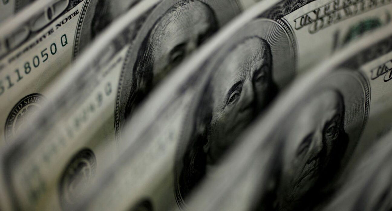 Dólar cai a R$ 4,91 e fecha no menor valor em 27 meses