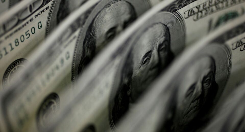 Dólar cai a R$ 4,91 e fecha no menor valor em 27 meses