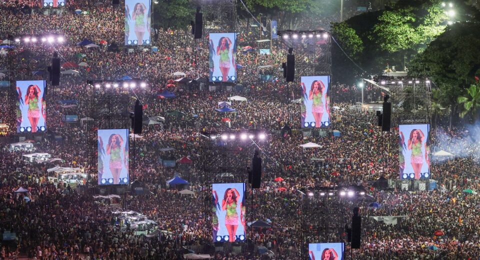Mais de 2 milhões de pessoas assistem ao show de Shakira em Copacabana