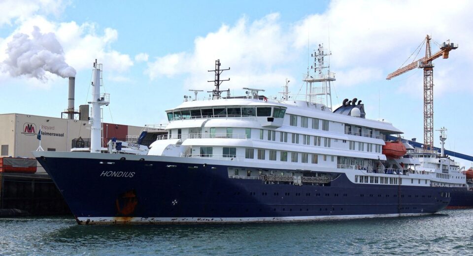 Navio de cruzeiro atingido por hantavírus retira passageiros doentes