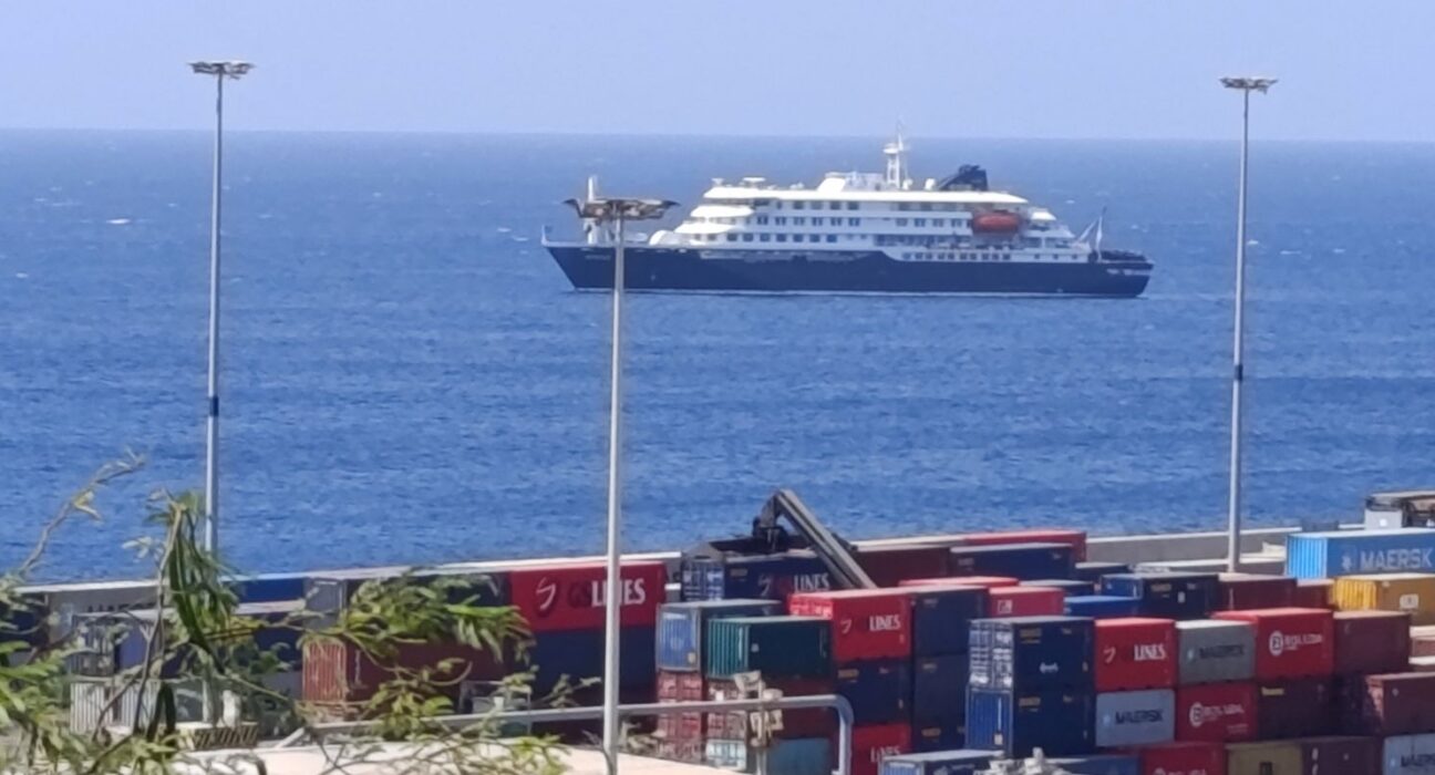Passageiros começam a deixar navio onde houve surto de hantavírus