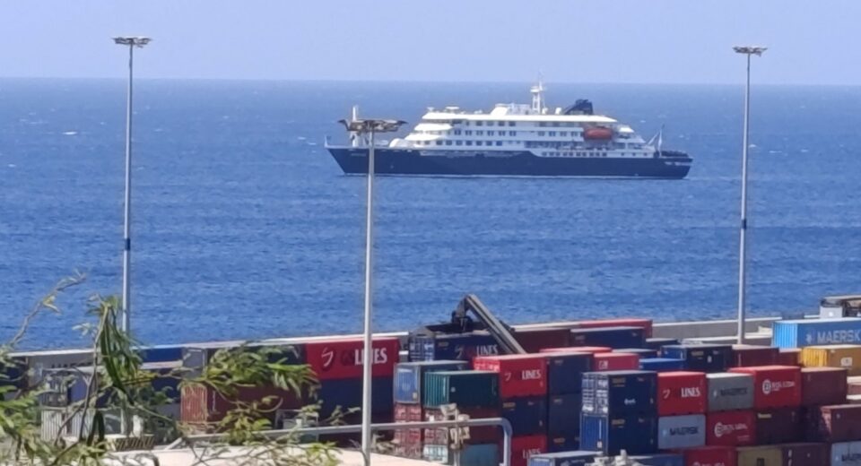 Passageiros começam a deixar navio onde houve surto de hantavírus