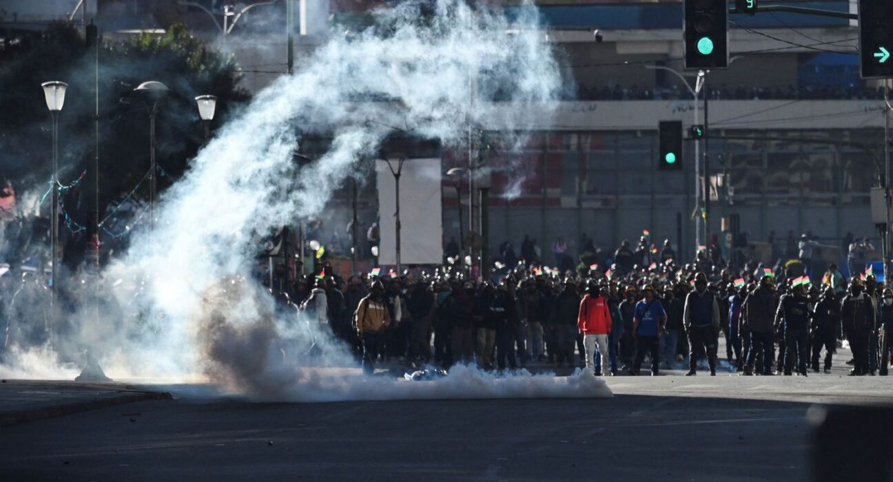 Em meio a protestos, Bolívia revoga lei que limitava estado de exceção