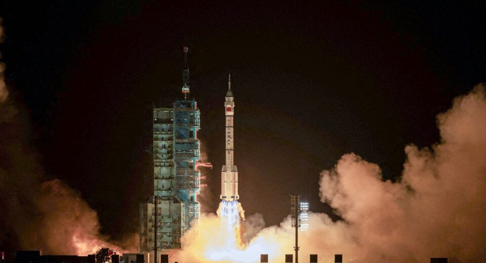 China envia astronauta para missão espacial de um ano