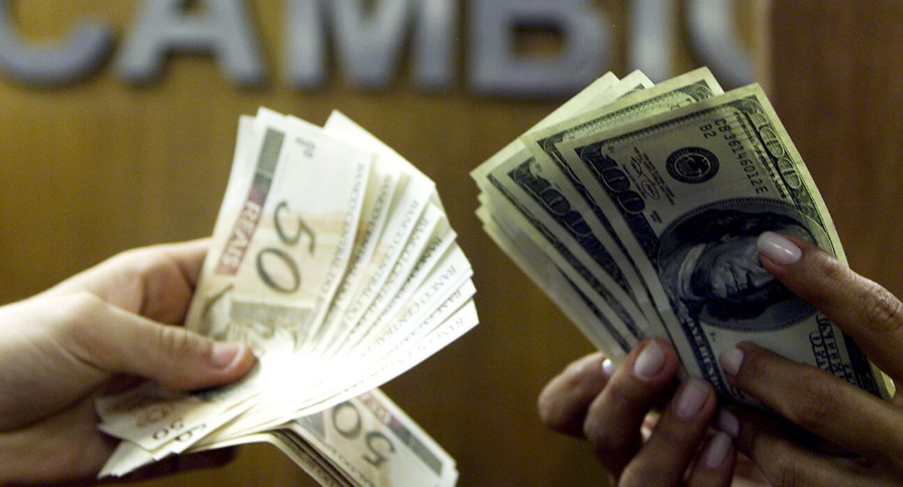 Dólar cai e fecha abaixo de R$ 5, após recuo de Trump no Irã