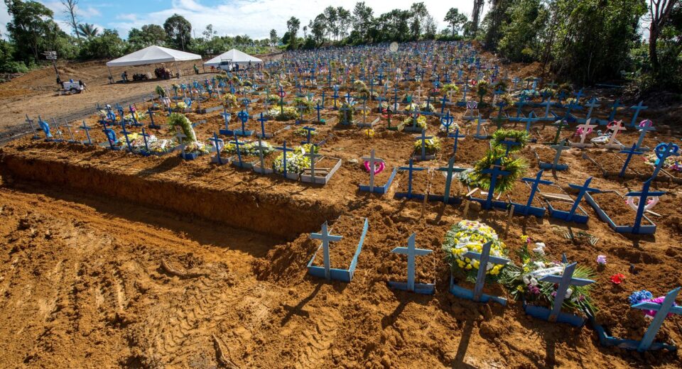 Negacionismo fez brasileiros "perderem" 3,4 anos de vida na pandemia