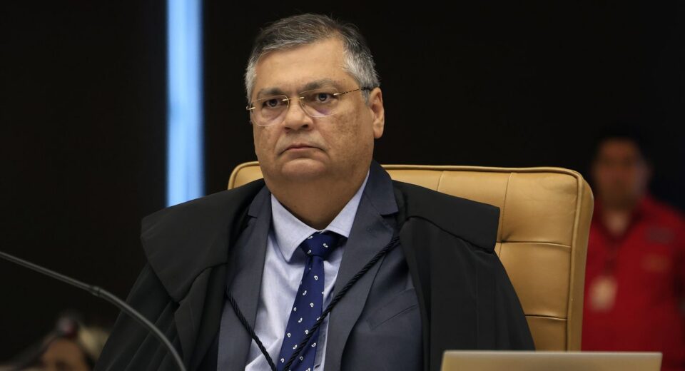 Dino pede que Câmara explique viagem de Mário Frias ao exterior