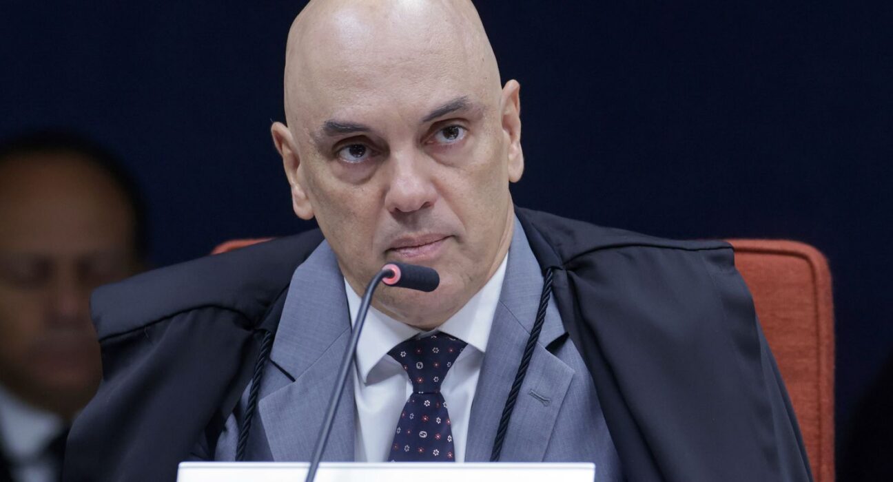 Moraes pede parecer da PGR sobre incluir Jair e Flávio em inquérito