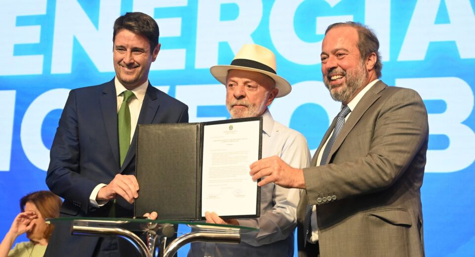 Governo renova contratos com distribuidoras de energia em 13 estados