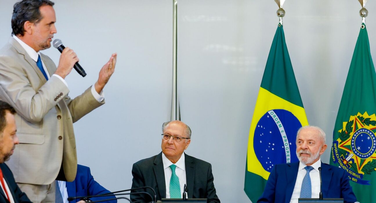 Lula assina MP e zera "taxa das blusinhas"