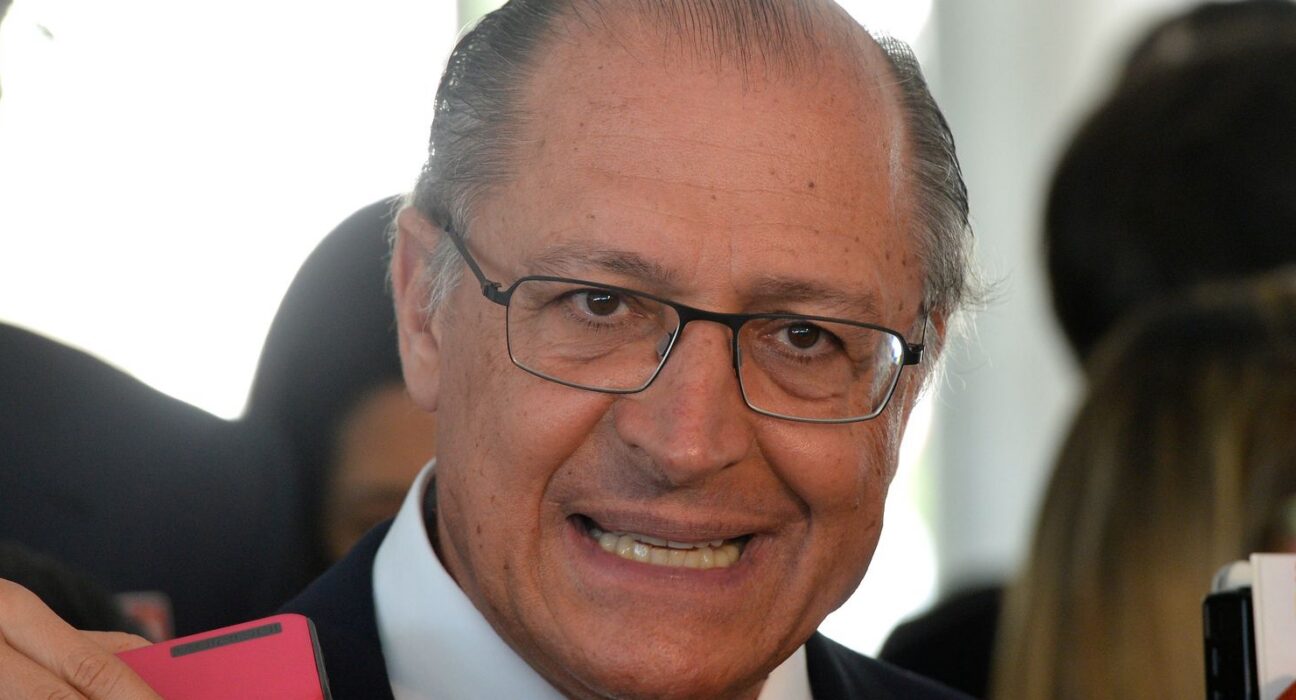 É factoide do clã Bolsonaro para desviar do caso Master, diz Alckmin