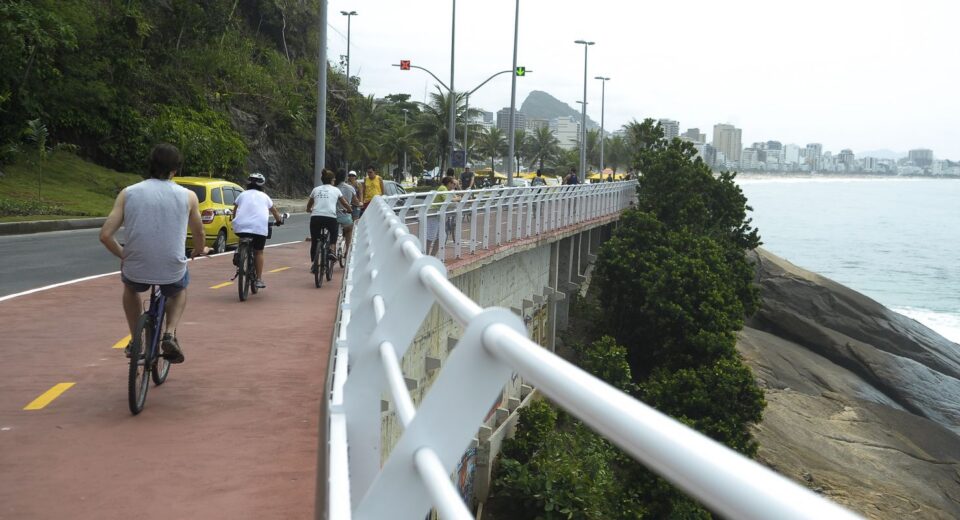 Prefeitura do Rio fecha Ciclovia Tim Maia após ondas de 2 metros