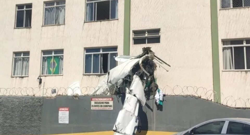Avião de bimotor cai e bate em prédio em Belo Horizonte