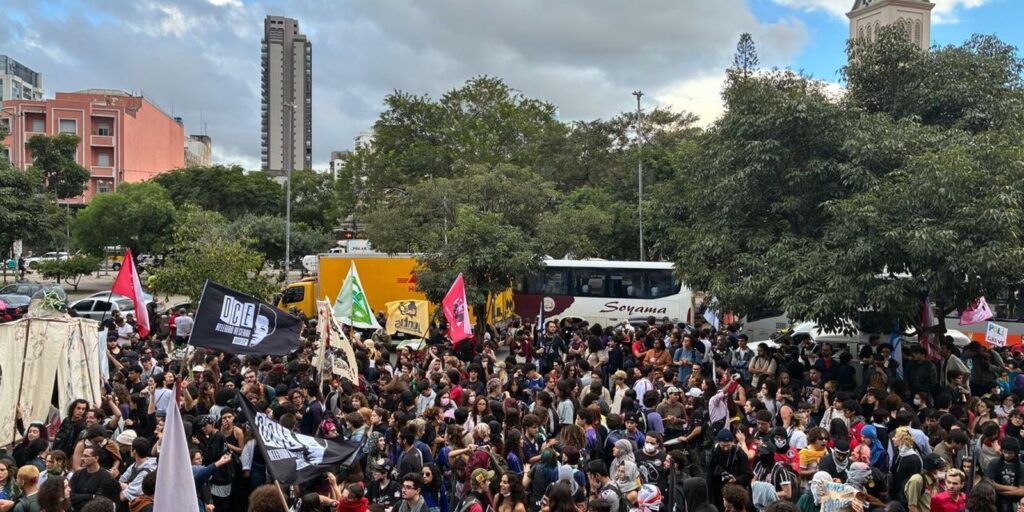 Em ato na capital paulista, estudantes criticam políticas educacionais