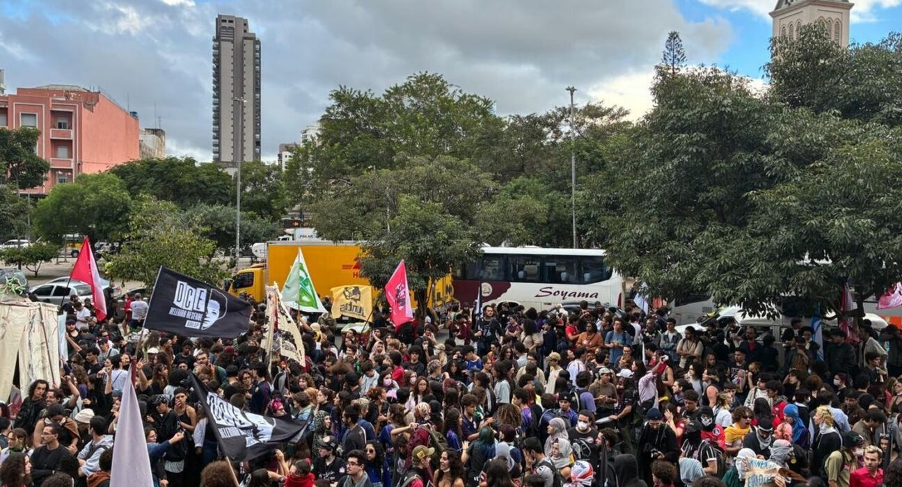 Em ato na capital paulista, estudantes criticam políticas educacionais