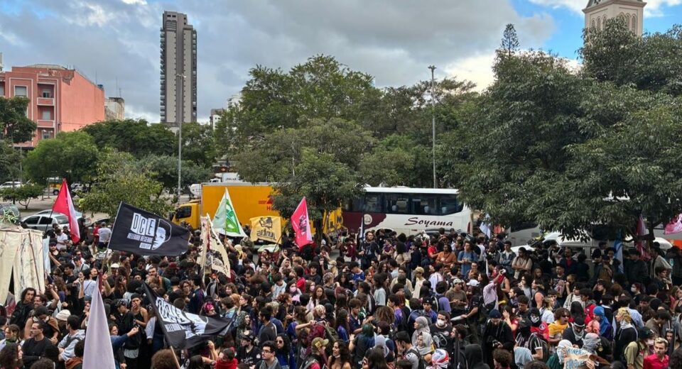 Em ato na capital paulista, estudantes criticam políticas educacionais