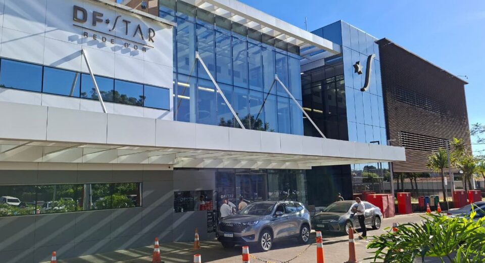 Bolsonaro é internado para cirurgia no ombro em Brasília