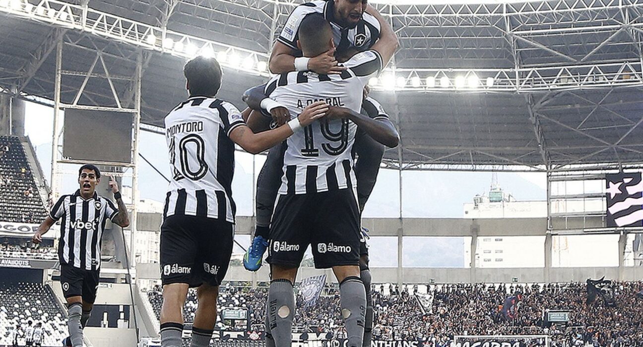 Botafogo vence Corinthians pelo Brasileirão com três de Arthur Cabral