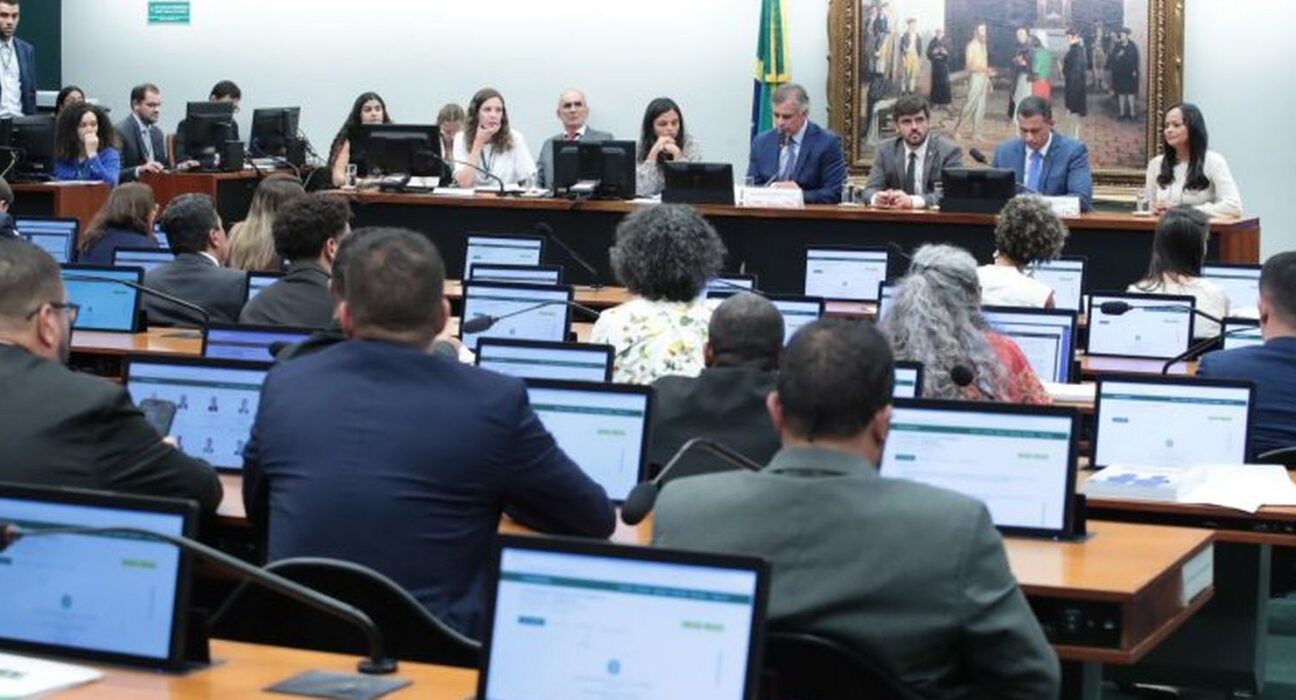 CCJ da Câmara adia análise de PEC sobre redução da maioridade penal