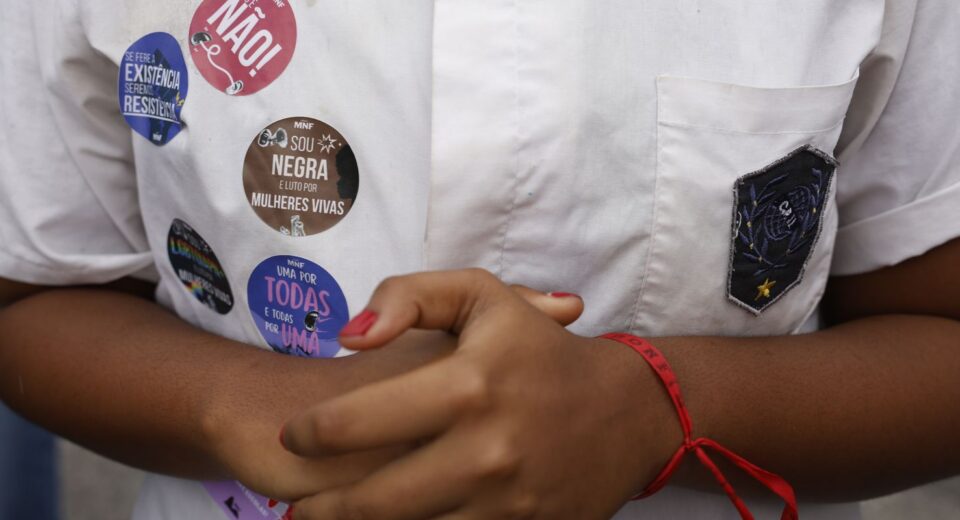 Quase 50% das mulheres maiores de 16 anos sofreram assédio em 2025