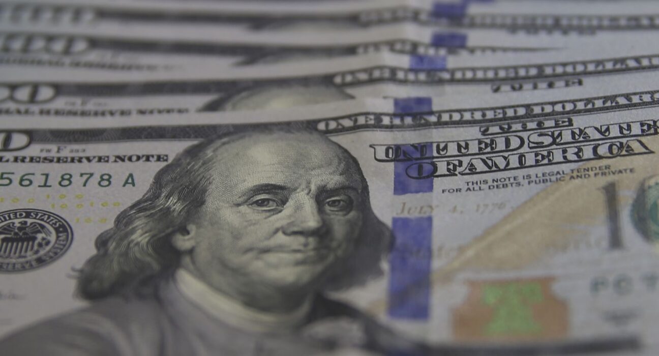 Dólar cai para R$ 5,03 com alívio geopolítico e foco nos EUA