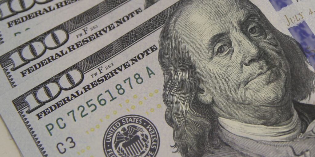 Dólar sobe a R$ 5,06, e bolsa cai com tensão global e ruído político