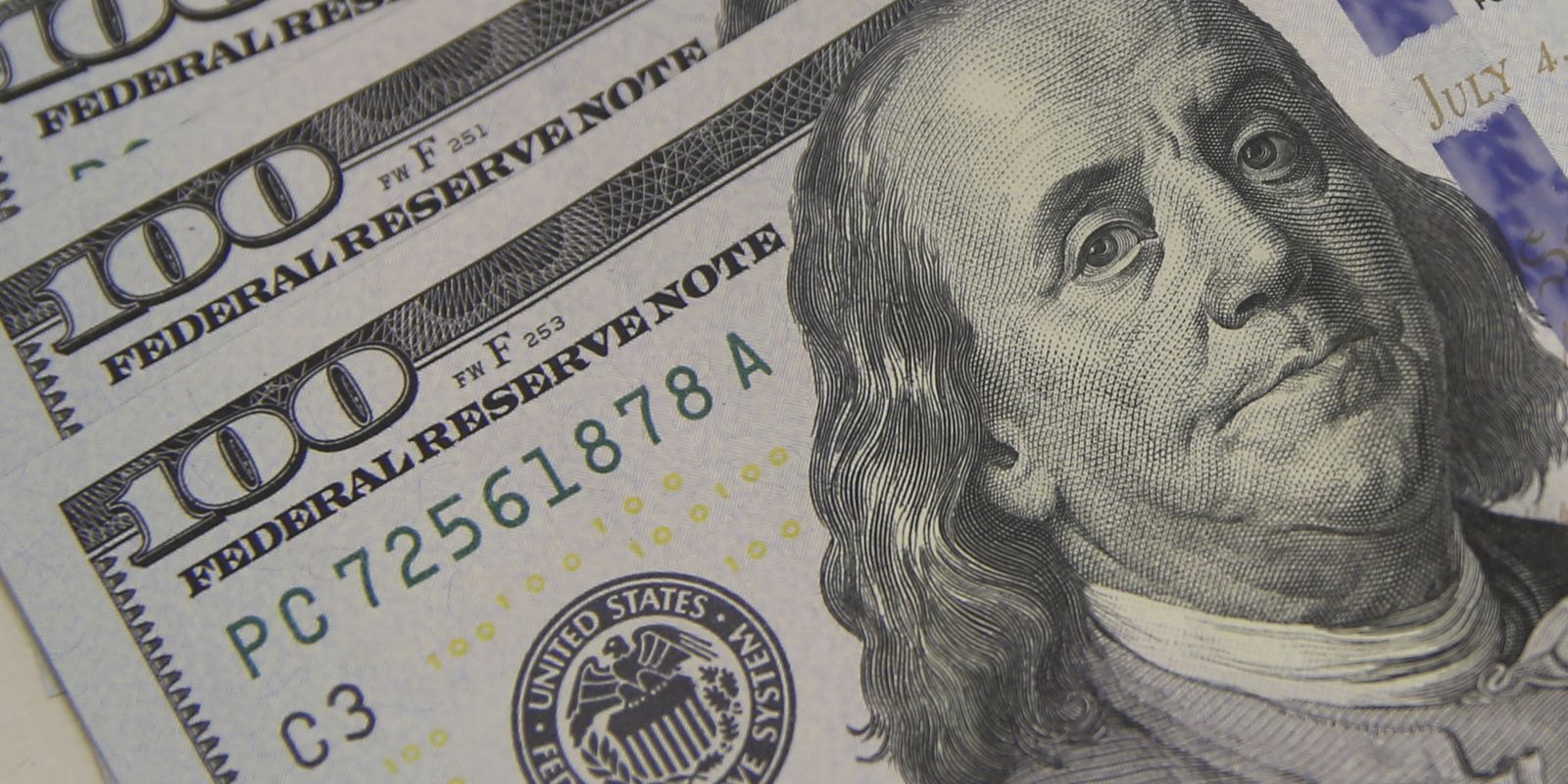 Dólar sobe a R$ 5,06, e bolsa cai com tensão global e ruído político