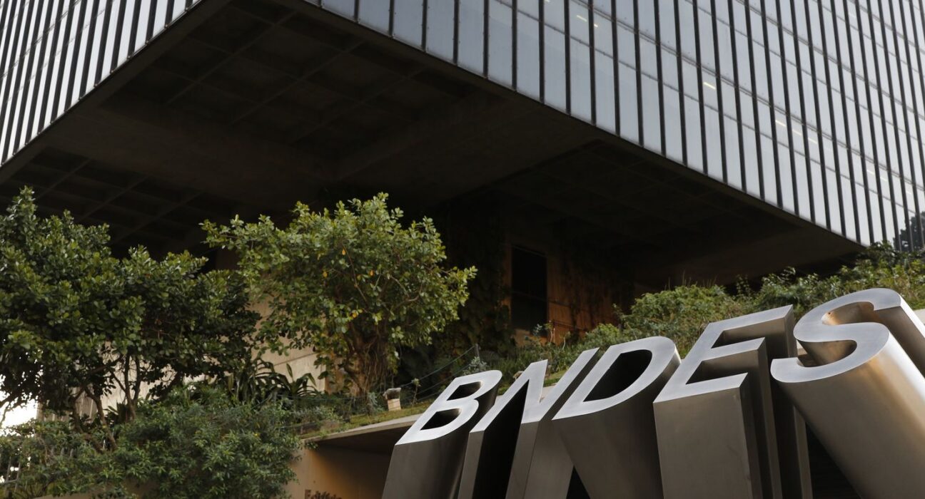 BNDES abre financiamento para transporte de carga e passageiros