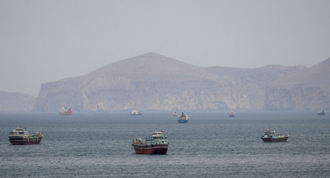 Mísseis atingem navio de guerra dos EUA que tentava entrar em Ormuz