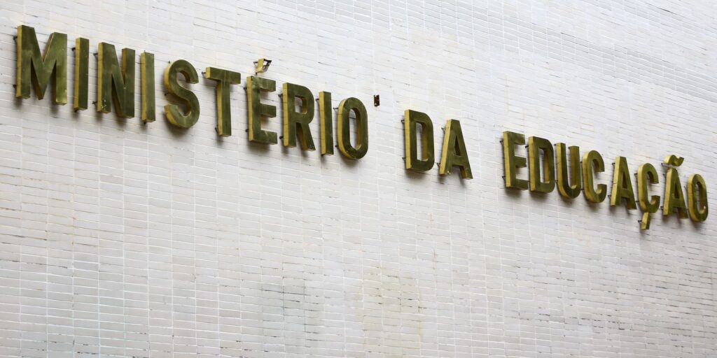 Formação de professores a distância mostra desempenho 53,1% inferior