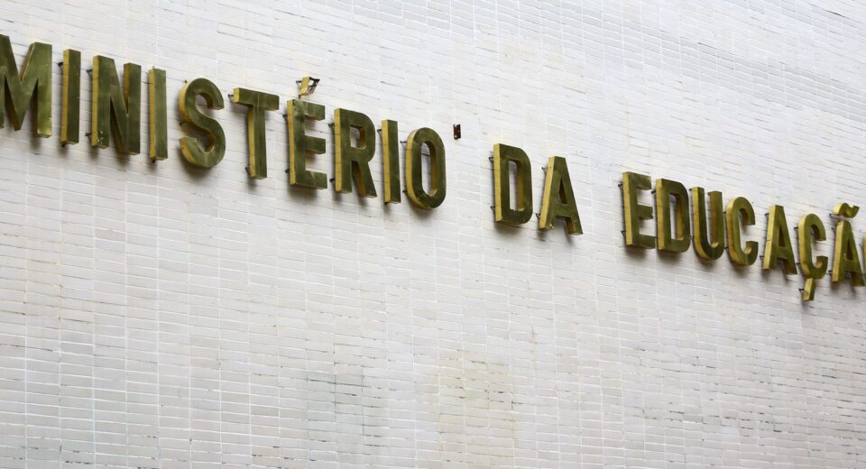 Formação de professores a distância mostra desempenho 53,1% inferior