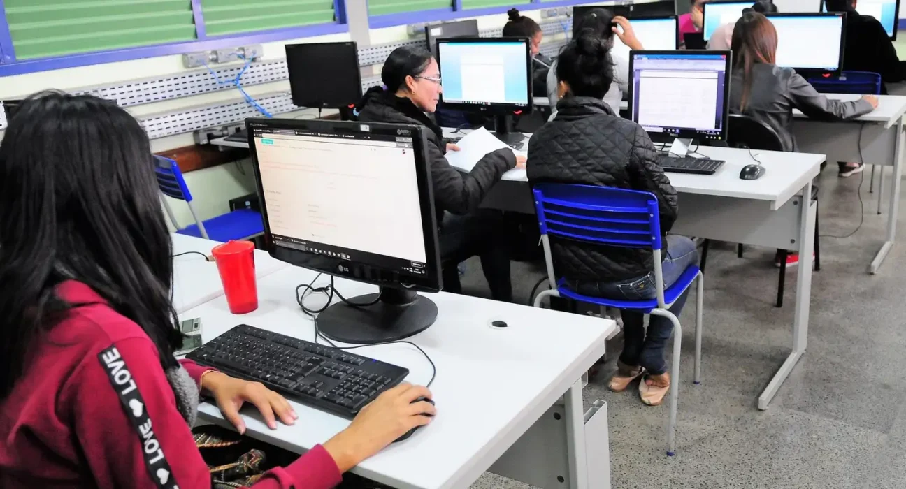Brasil supera 100 mil escolas públicas com internet gratuita
