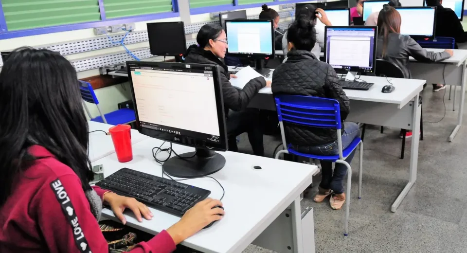 Brasil supera 100 mil escolas públicas com internet gratuita