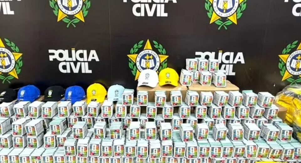 RJ: Polícia apreende mais de 200 mil figurinhas falsificadas da Copa