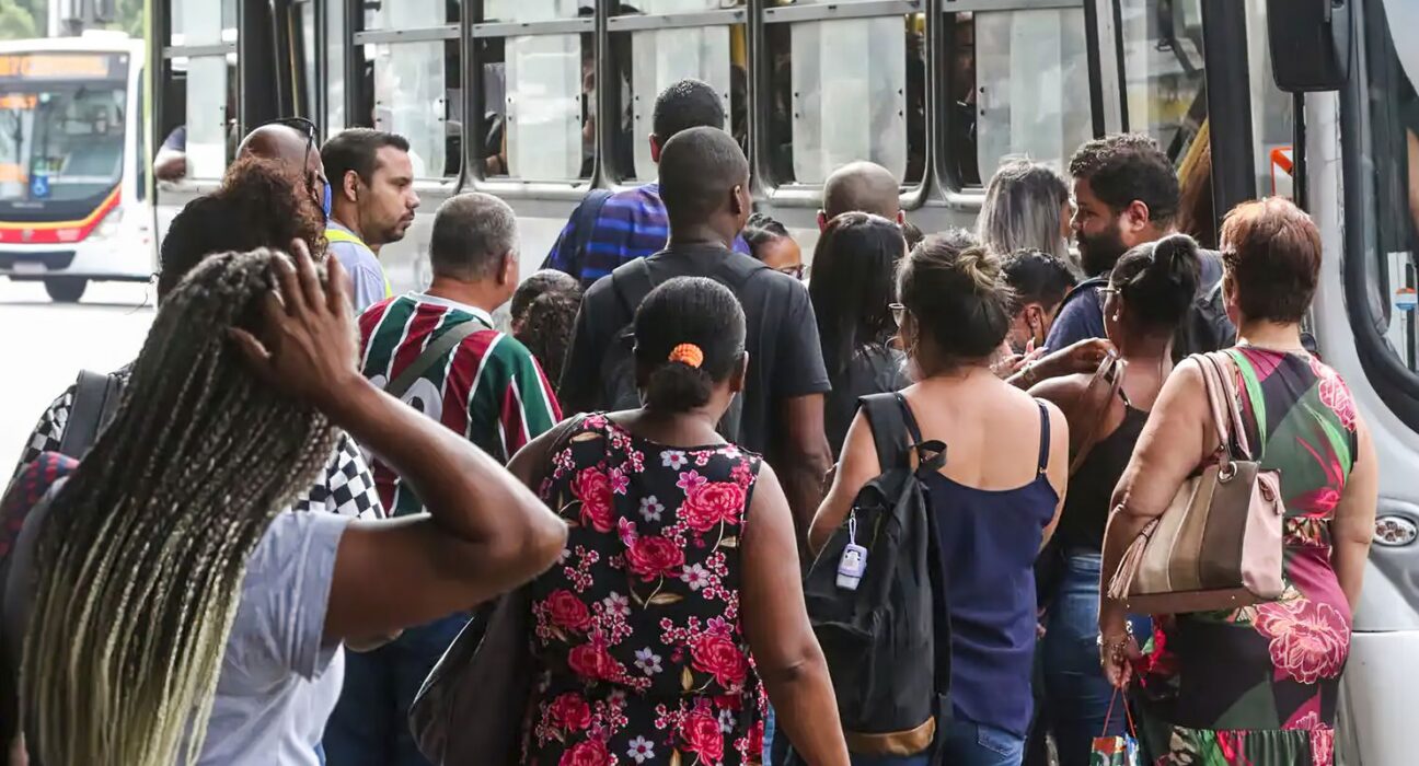 Número de pessoas em busca de emprego há dois anos ou mais cai 21,7%