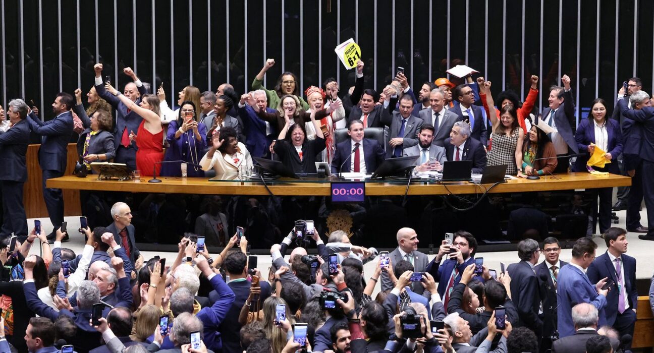 Saiba como votaram os deputados na PEC que acaba com a escala 6x1